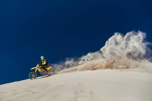 motociclista que retrocede acima da areia - unrecognizable person sky athlete competitive sport - fotografias e filmes do acervo