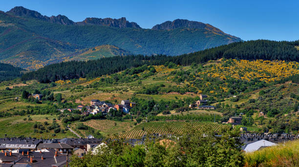 vue printanière du village pittoresque et de la campagne dans la région de bierzo en espagne. - castile and leon photos et images de collection