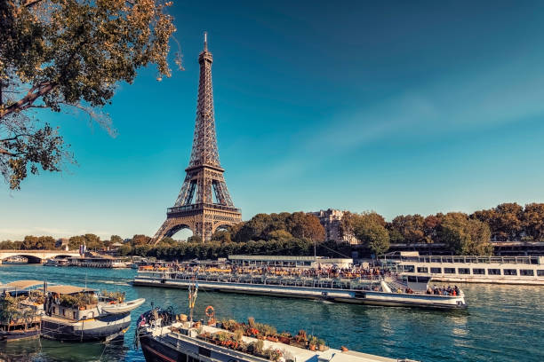 ville parisienne avec tour eiffel - palais de chaillot photos et images de collection