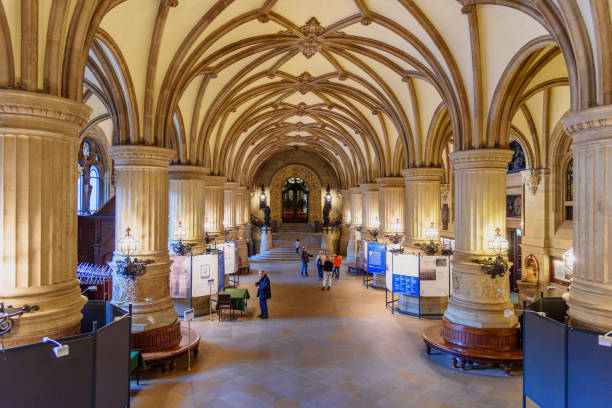 intérieur de l’hôtel de ville de hambourg ou du hall du rathaus. allemagne - hamburg town hall photos et images de collection