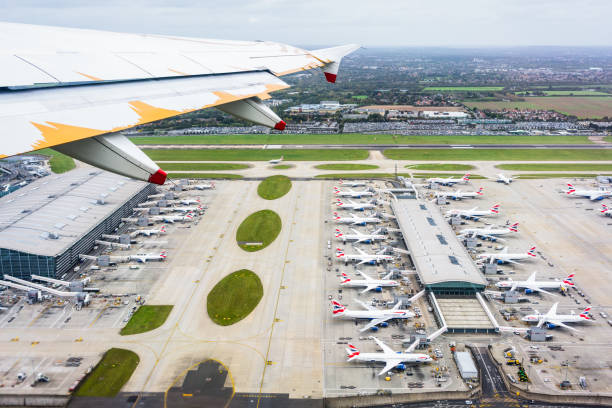 flug über london heathrow terminal 5 - heathrow airport stock-fotos und bilder