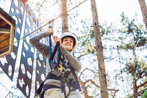 parcours d’obstacles dans un parc d’aventures - high up obstacle course ropes course teenage boys photos et images de collection