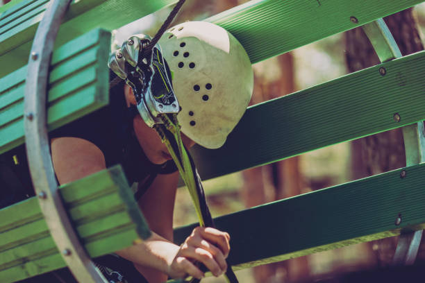 parcours d’obstacles dans un parc d’aventures - high up obstacle course ropes course teenage boys photos et images de collection