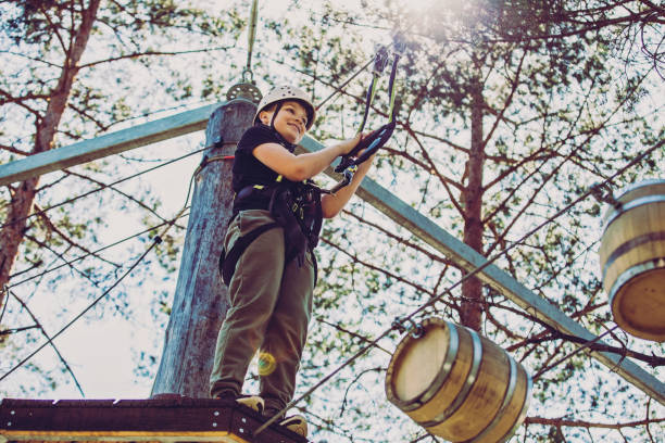 parcours d’obstacles dans un parc d’aventures - high up obstacle course ropes course teenage boys photos et images de collection