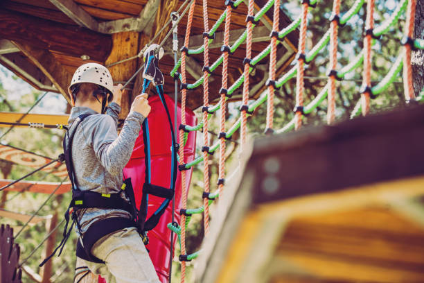 parcours d’obstacles dans un parc d’aventures - high up obstacle course ropes course teenage boys photos et images de collection