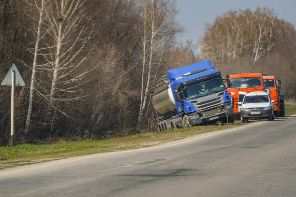 treibstoffwagen stürzte aus dem weg in einen graben - tanker car stock-fotos und bilder