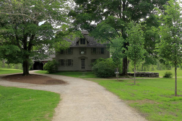 Old Manse in Minute Man National Historic Park, once home to noted American authors Ralph Waldo Emerson and Nathaniel Hawthorn Concord, Massachusetts - May 27, 2019: Old Manse in Minute Man National Historic Park, once home to noted American authors Ralph Waldo Emerson and Nathaniel Hawthorn concord massachusetts stock pictures, royalty-free photos & images