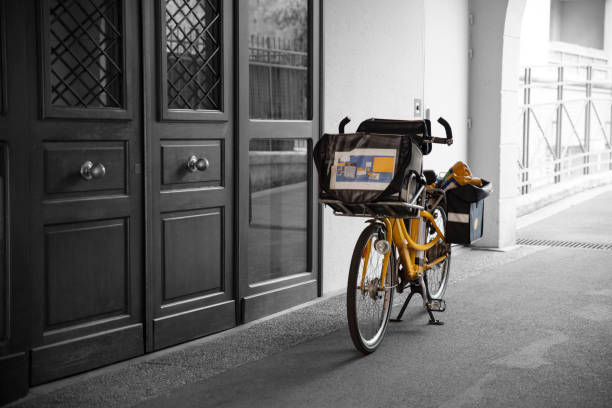 bicicleta de cartero amarillo en francia - saddlebag fotografías e imágenes de stock