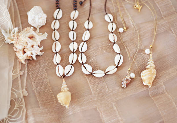 böhmische sommer schmuck mit muscheln - cowrie muscheln halsketten - mode schmuck werbung - tella stock-fotos und bilder