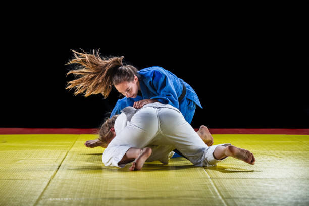 두 여성 유도 실무자에 레슬링 다다미 - wrestling mat 뉴스 사진 이미지