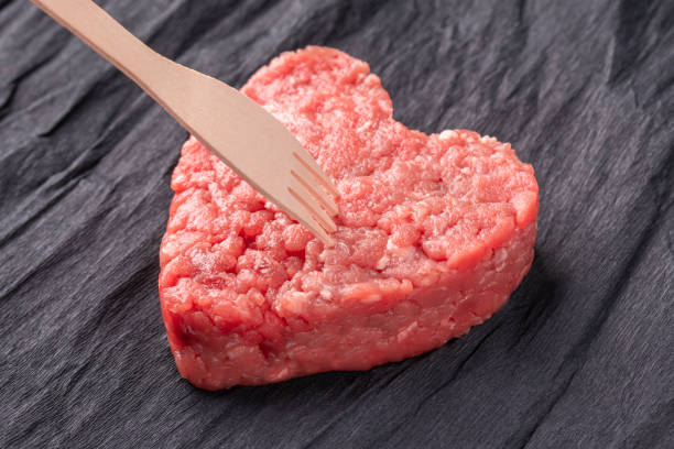 対照的な黒い背景に美しいジューシーな肉カツ - meat beef love heart shape ストックフォトと画像