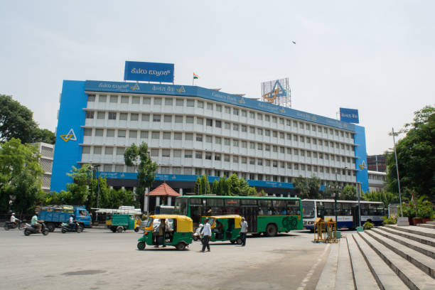 große canara-bank builliert in der nähe des unternehmenskreises mit starkem verkehr. - bangalore india business building exterior stock-fotos und bilder