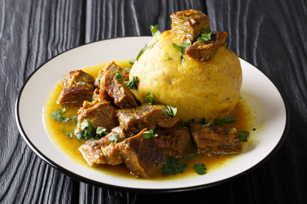 질경이, 마늘, 치카론을 곁들인 매운 모폰고와 고기와 육수를 식탁에 올려 놓습니다. 수평 - creole food 뉴스 사진 이미지