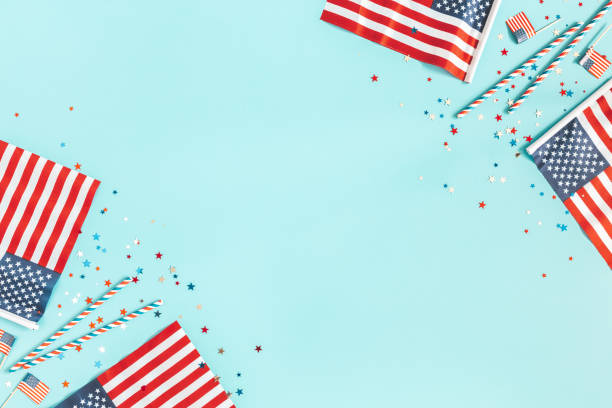 4 июля в сша день независимости ук�рашения на синем фоне. плоская лежала, вид сверху, копирует пространство - star shape confetti red nobody стоковые фото и изображения