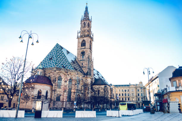 cattedrale di bolzano in italia - autobus italy foto e immagini stock