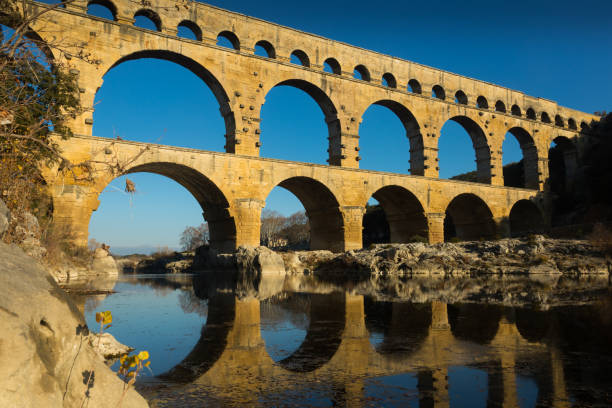 pont romain du gard en automne dans le sud de la france - aqueduct roman ancient rome pont du gard photos et images de collection
