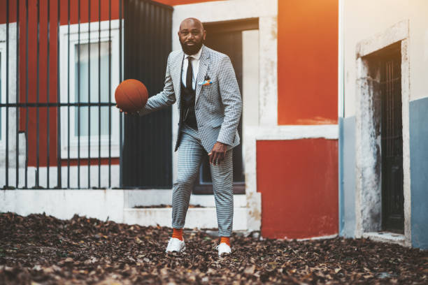 hombre negro con baloncesto naranja - suit soccer men sport fotografías e imágenes de stock