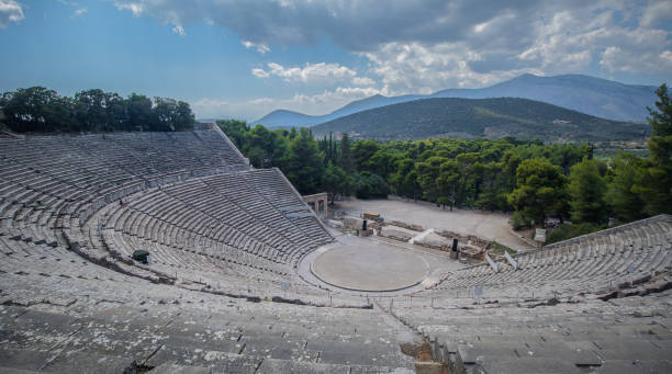 ギリシャのエピダウルス劇場 - epidaurus greece epidavros amphitheater ストックフォトと画像