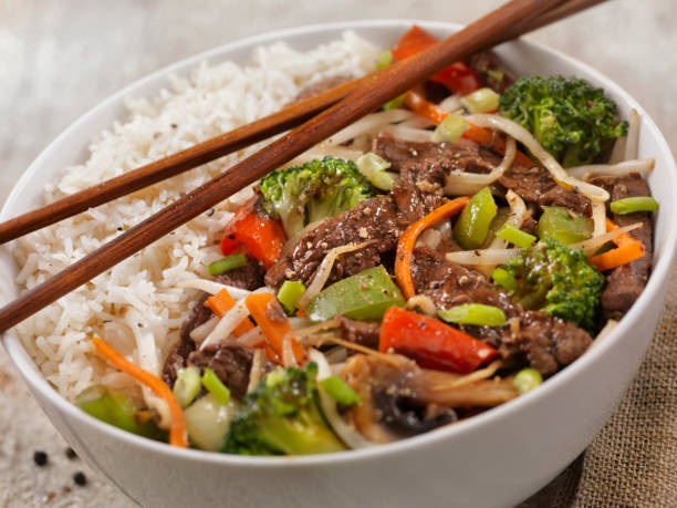 アジア風の唐辛子牛肉と野菜丼、オイスターソース - chopsticks stir fried vegetable beef ストックフォトと画像