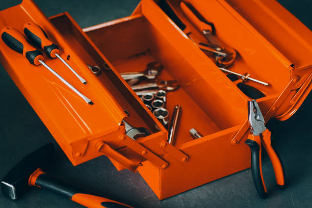 repairman caja de herramientas roja llave profesional kit de herramientas - hand tool construction equipment household equipment work tool fotografías e imágenes de stock