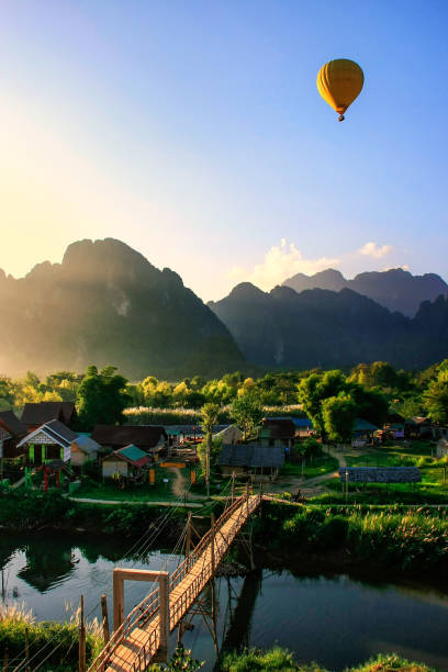 mongolfiera in volo a vang vieng, provincia di vientiane, laos - vang vieng foto e immagini stock