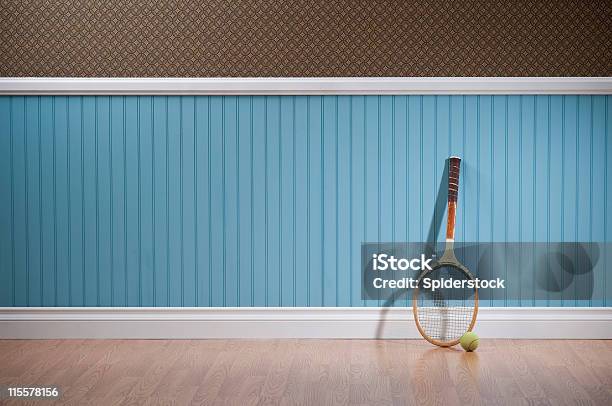 Retrotennis Schläger In Leeren Raum Stockfoto und mehr Bilder von Wand - Wand, Tennisschläger, Tennis