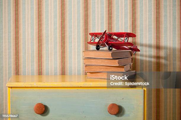 Photo libre de droit de Commode Avec Des Livres Dans Une Chambre Vide banque d'images et plus d'images libres de droit de Meuble à tiroirs - Meuble à tiroirs, Chambre à coucher, Jouet