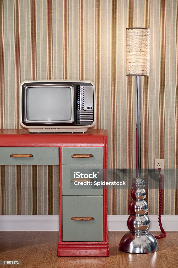 Old TV On Retro escritorio - Foto de stock de 1980-1989 libre de derechos