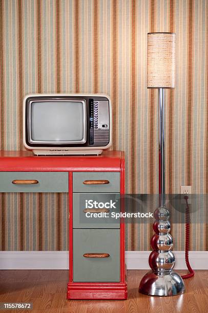 Old Tv On Retro Escritorio Foto de stock y más banco de imágenes de 1980-1989 - 1980-1989, Cuarto de estar, Lámpara de piso