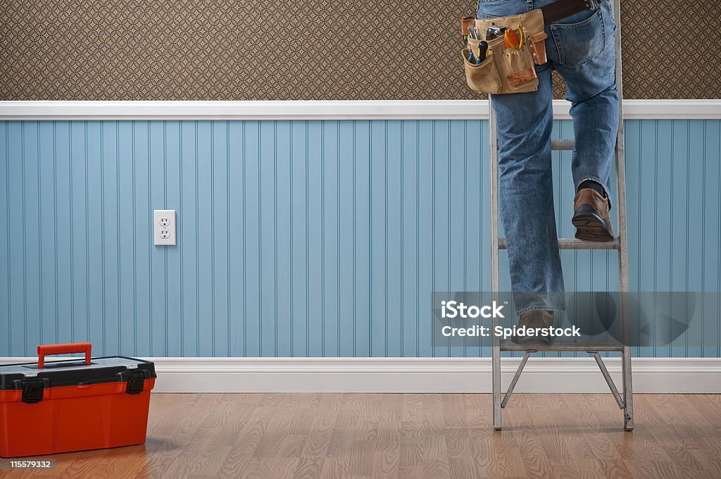 Caja de herramientas y las piernas de un manitas subir una escalera - Foto de stock de Adulto libre de derechos