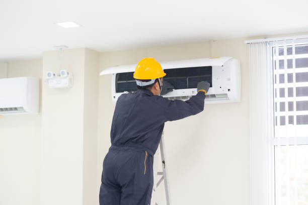le technicien mécanicien répare le climatiseur. - electrician repairman men maintenance engineer photos et images de collection