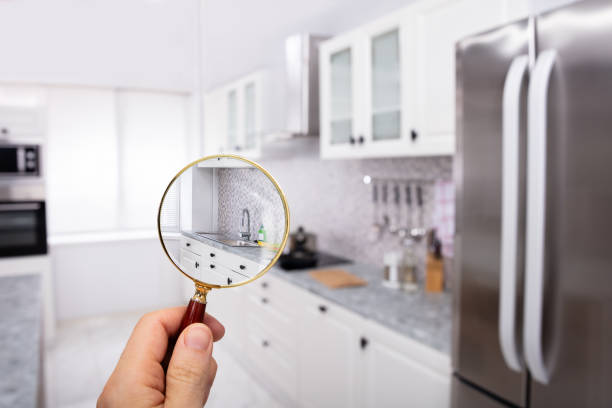 kitchen seen through magnifying glass - home inspection imagens e fotografias de stock