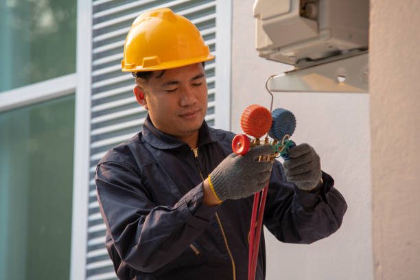 el técnico está revisando la unidad de aire acondicionado al aire libre. - maintenance engineer industry asian ethnicity technology fotografías e imágenes de stock