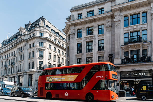 scène de rue occupée de londres sur regent street - london england urban scene city life bus photos et images de collection