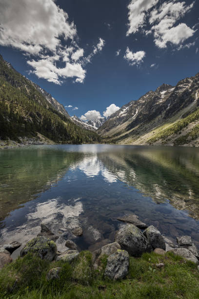 Europe, France, Pyrenees, 06-2019, idílico paisaje veraniego en las montañas francesas, el lago gaube es un lago en los pirineos franceses, en el departamento de los altos pirineos, cerca de la ciudad de cauterets. paisaje con altas montañas y picos cubiertos de nieve y cielo azul.