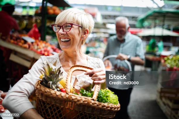 Seniorenpaar Das Frisches Gemüse Und Obst Auf Dem Lokalen Markt Kauft Stockfoto und mehr Bilder von Alter Erwachsener