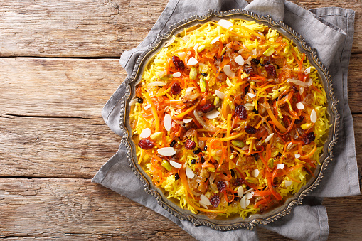 Javaher Polow (arroz joya) es un plato tradicional de arroz persa en un plato. vista superior horizontal photo