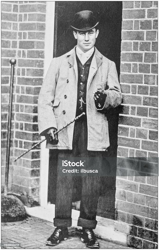 Antique Vintage noir et blanc photo: Portrait de l’homme à l’extérieur - Illustration de A la mode libre de droits