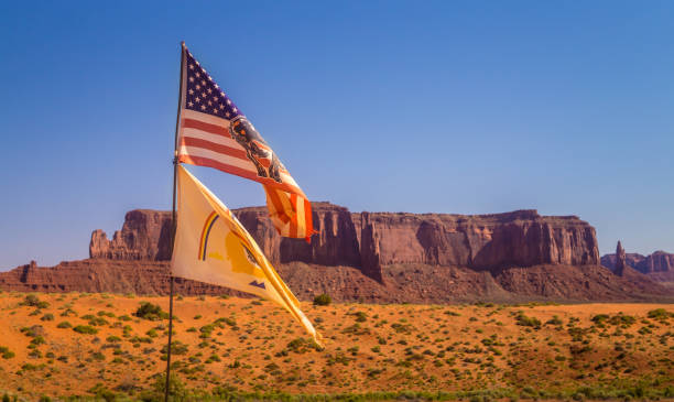 drapeau de la tribu amérindienne navajo sur le fond du paysage de monument valley en arizona - navajo national monument photos et images de collection