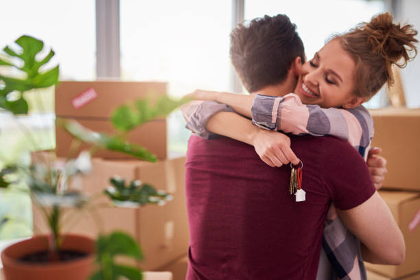 coppia felice con le chiavi del nuovo appartamento - tasto pgsù foto e immagini stock