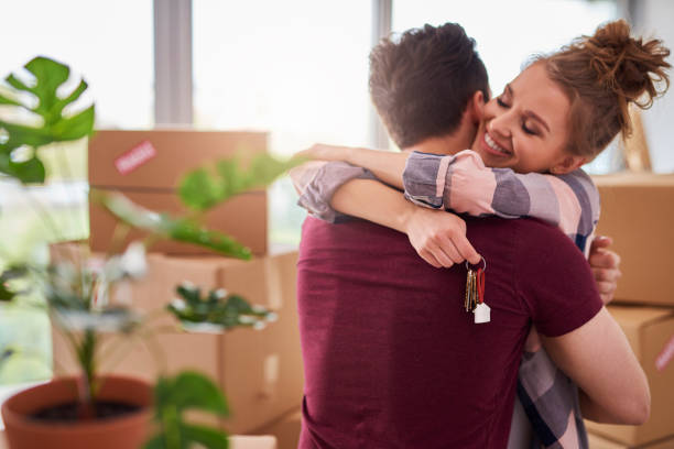 새 아파트의 열쇠와 행복한 커플 - home finances 이미지 뉴스 사진 이미지