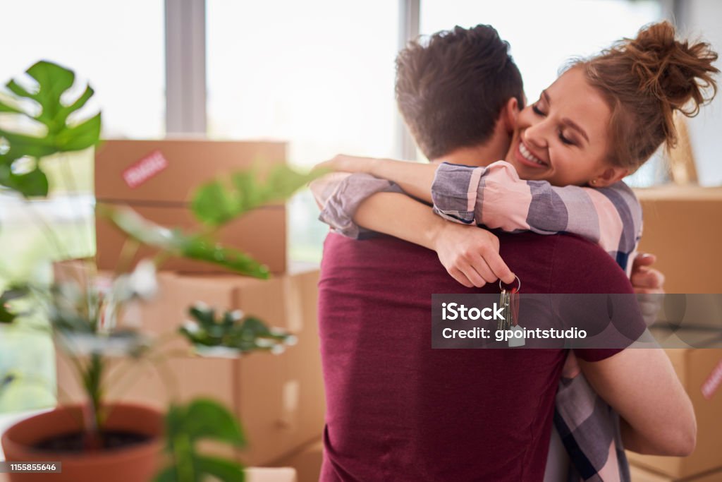 Happy couple with keys of new apartment - Royalty-free Proprietário de Casa Foto de stock