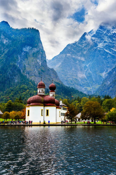 partenza dalla chiesa di san bartolomeo - koenigsee foto e immagini stock