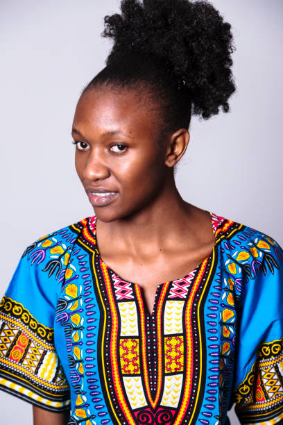 jeune femme sud-africaine dans les vêtements traditionnels - nigeria african culture dress smiling photos et images de collection