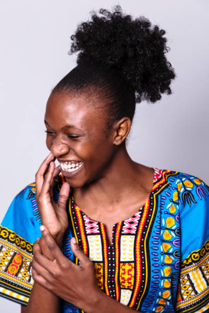 jeune fille africaine dans la robe colorée riant - nigeria african culture dress smiling photos et images de collection