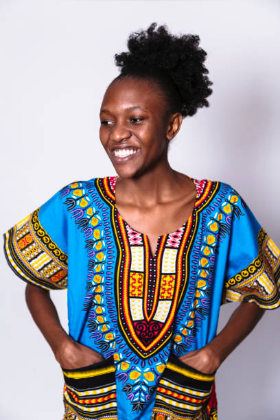 fille africaine debout met ses mains dans des zips - nigeria african culture dress smiling photos et images de collection