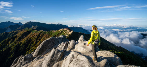 hiker do trekking activiteit in de bergen van noord-japan alpen, nagano, japan. - hida bergketen stockfoto's en -beelden