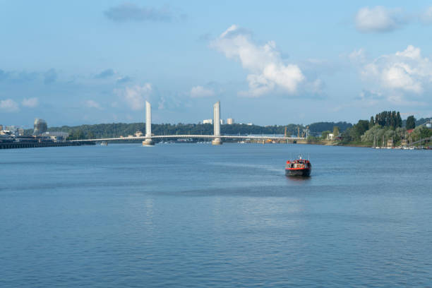 ポン・ジャック・ chaban デルマス橋とボルドーのガロンヌ川のボート - vertical lift bridge ストックフォトと画像