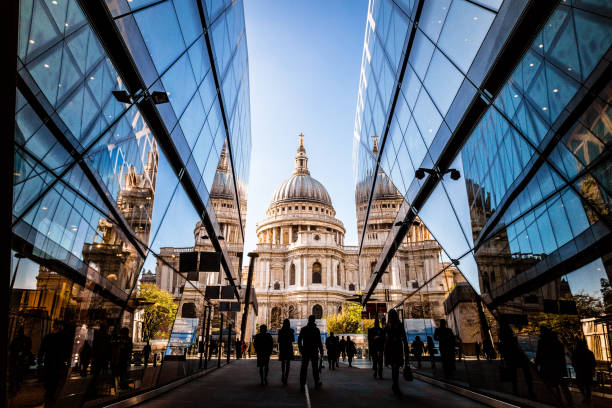 도시, 런던, 영국에서 도시의 군중 및 미래 지향적 인 건축 - walking rush hour people business 뉴스 사진 이미지