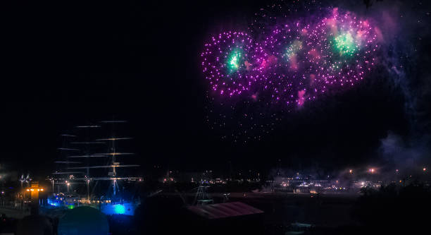 シュチェチンの海��の日の伝統的な祭りの花火、ポーランド - sailing ship flash ストックフォトと画像
